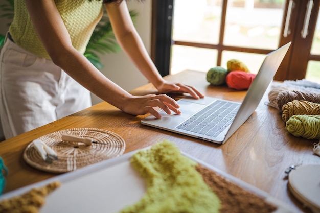 Persona enviando mensaje